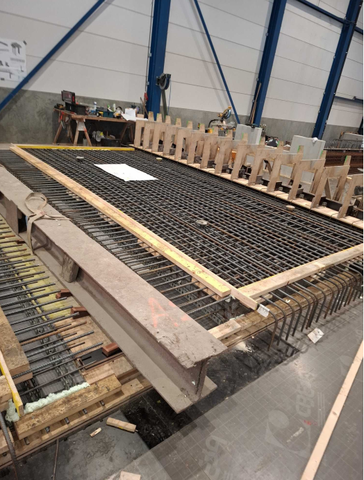 Wapening van het prefab brugdek in productie