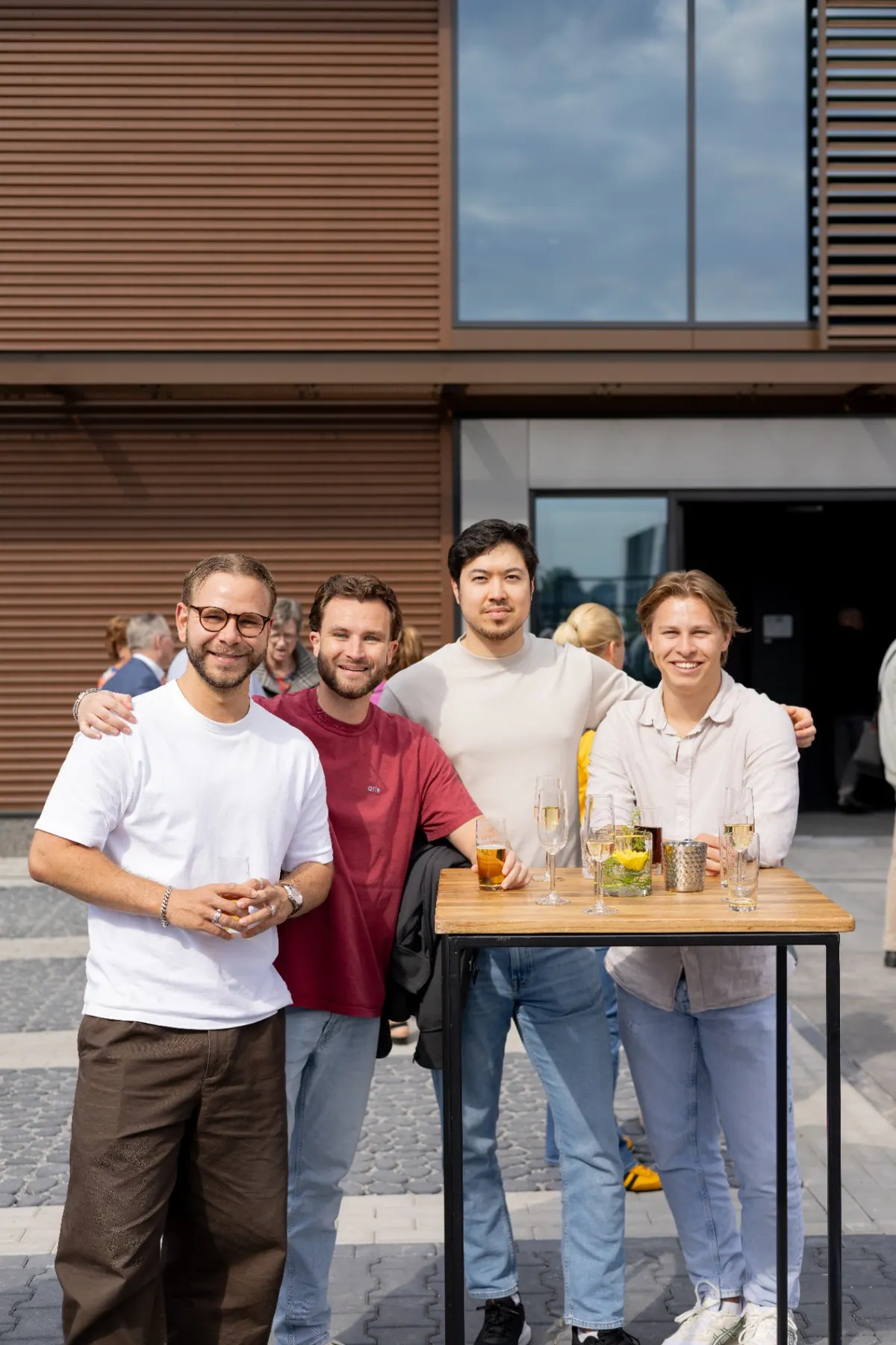 Lincon collega's op de openings-bbq van het nieuwe pand