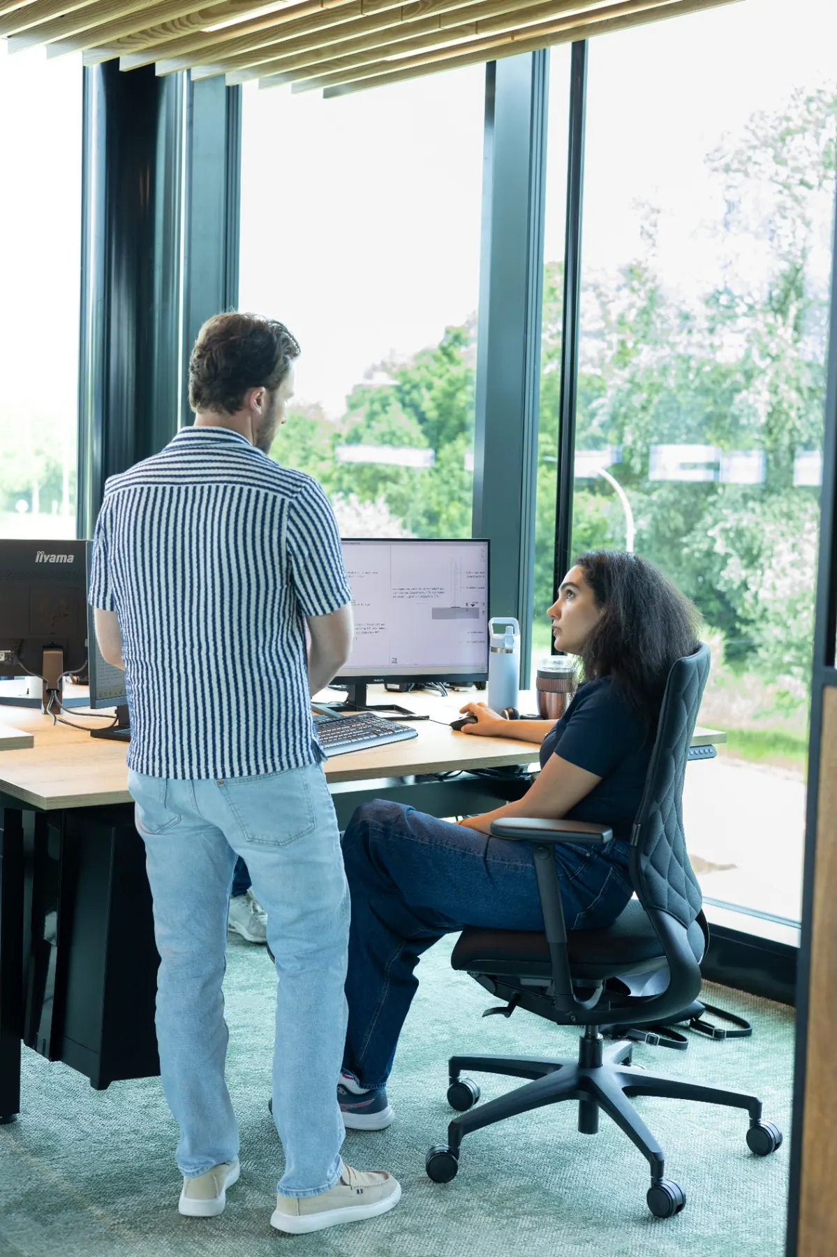 Twee collega's werken samen aan een ontwerp