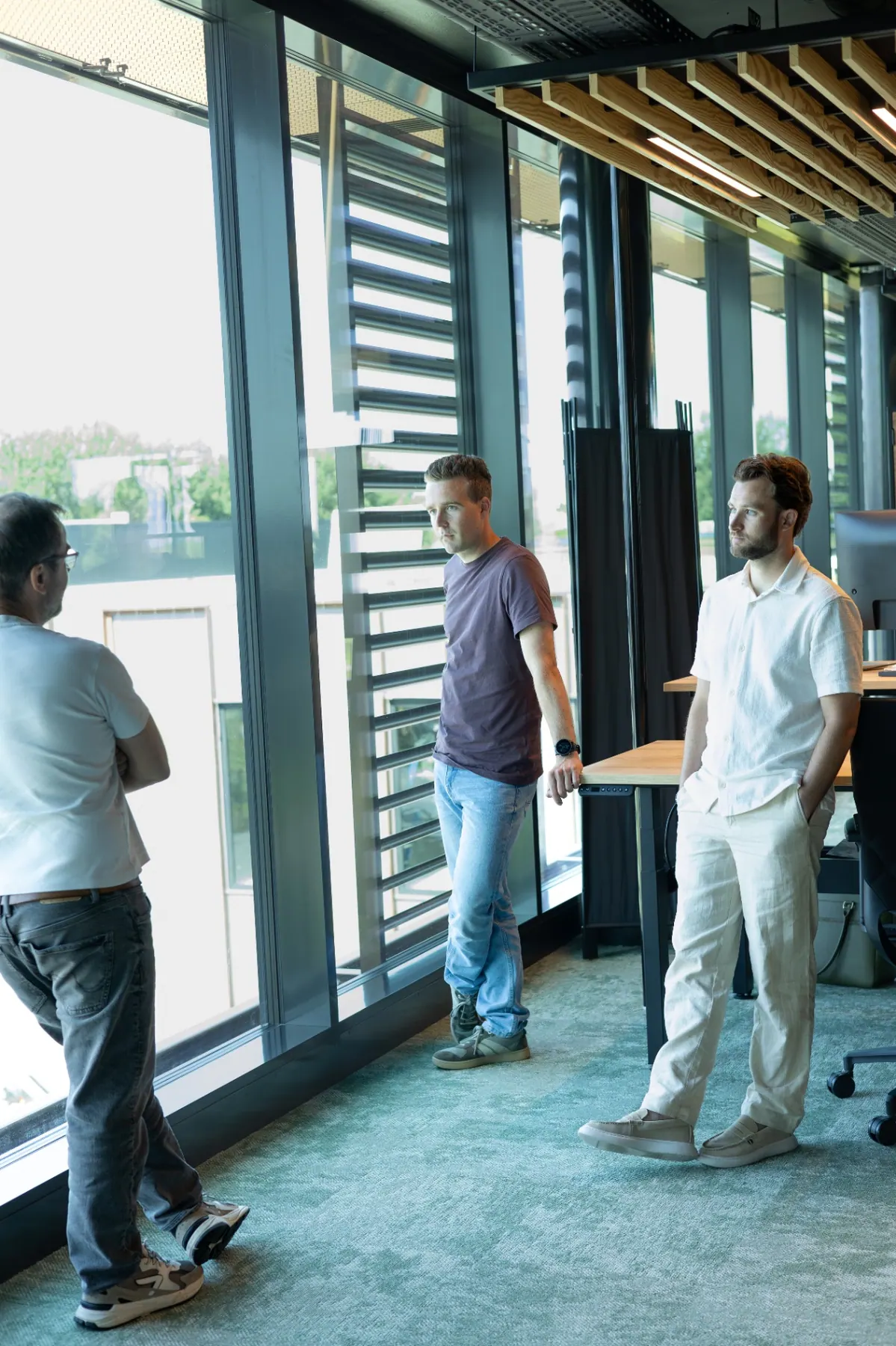Lincon collega's in overleg bij het raam