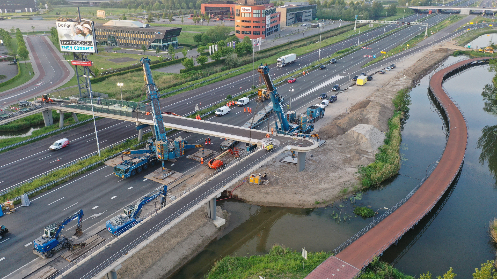 Montage van prefab betonnen ligger boven de A16