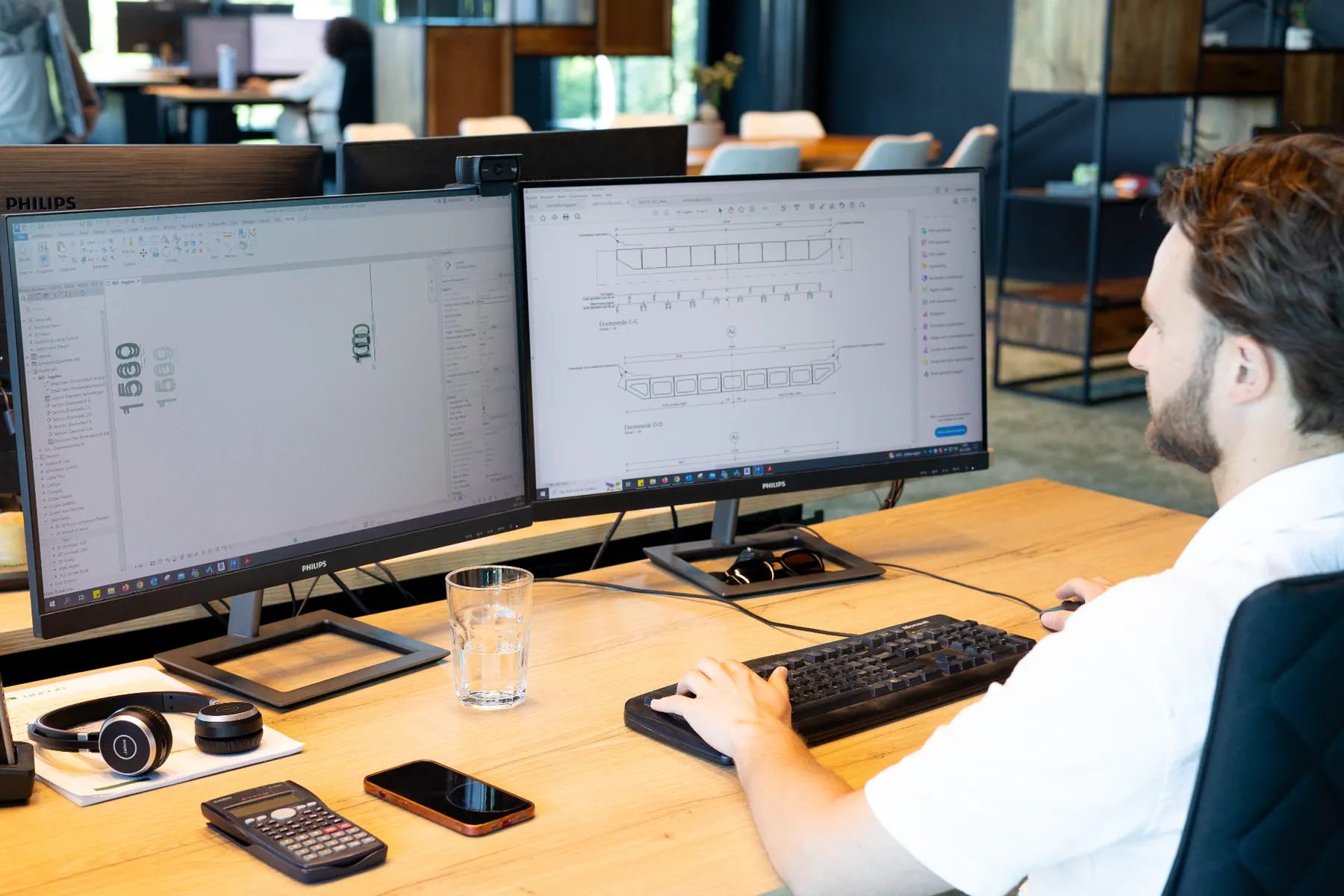 Constructeur werkt aan een 3D model in Revit
