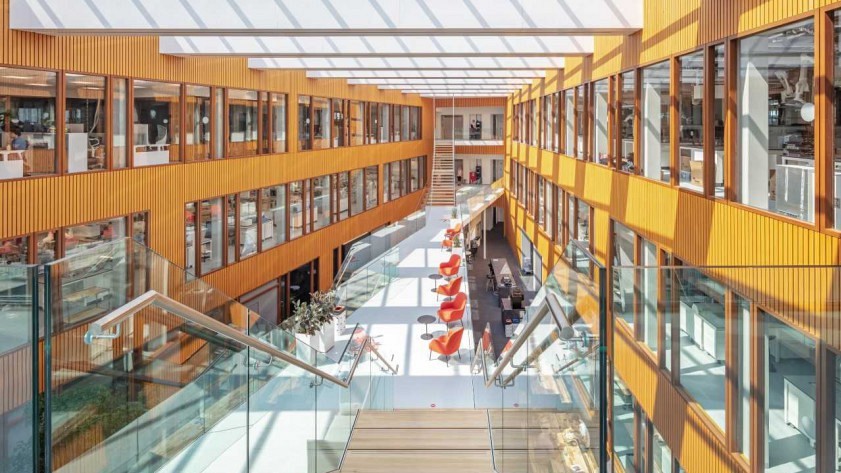 Atrium met vide en open trappen in het DuPont onderzoeksgebouw